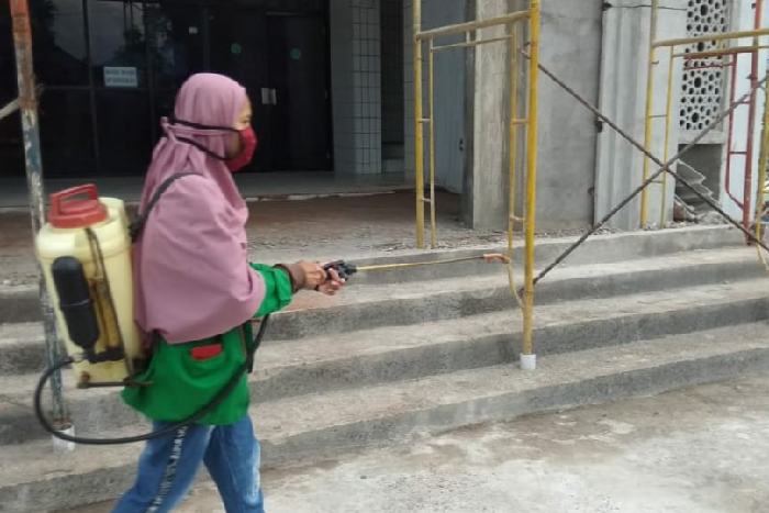 Mahasiswa Kimia FMIPA Unand peserta KKN Tematik memberikan kontribusi kepada masyarakat. (Foto: IST)