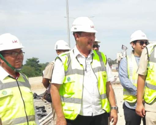Project Director PT HK Ruas Tol Sicincin – Padang, Marthen Robert Singal didampingi jajaran pimpinan HK dan HKi meninjau lokasi tol