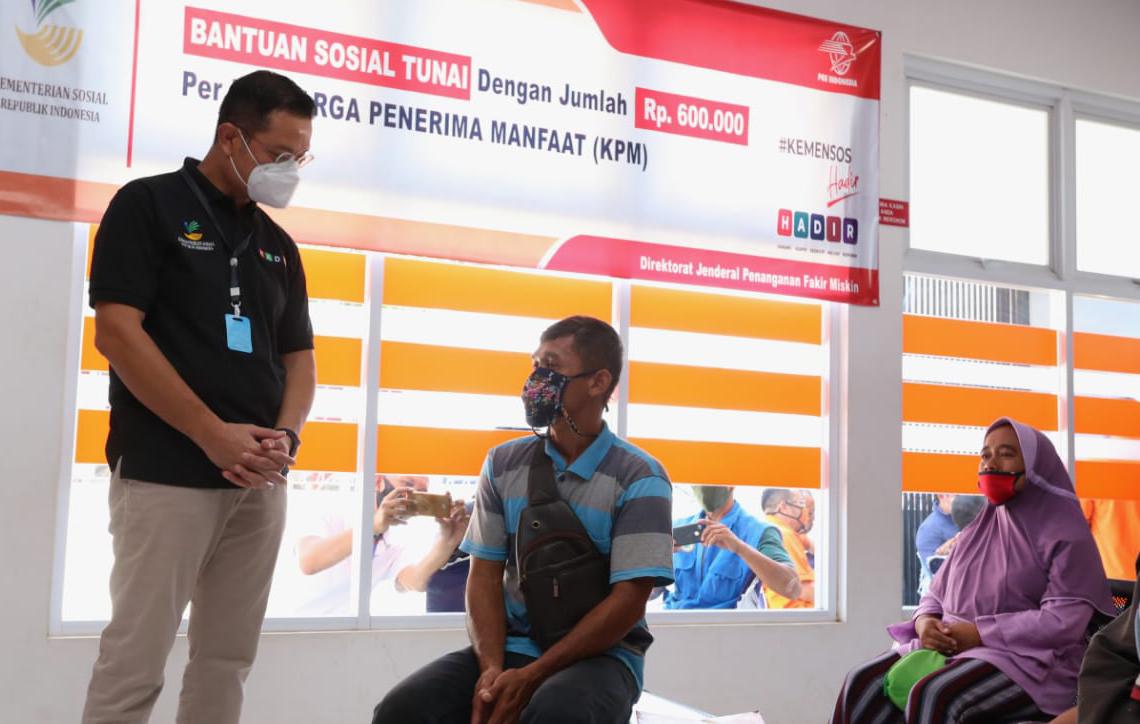 Mensos Juliari Batubara meninjau penyaluran Bansos Tunai di Cikampek, Kabupaten Karawang, Jawa Barat, Sabtu (16/5/2020). (Foto: Humas Kemensos)