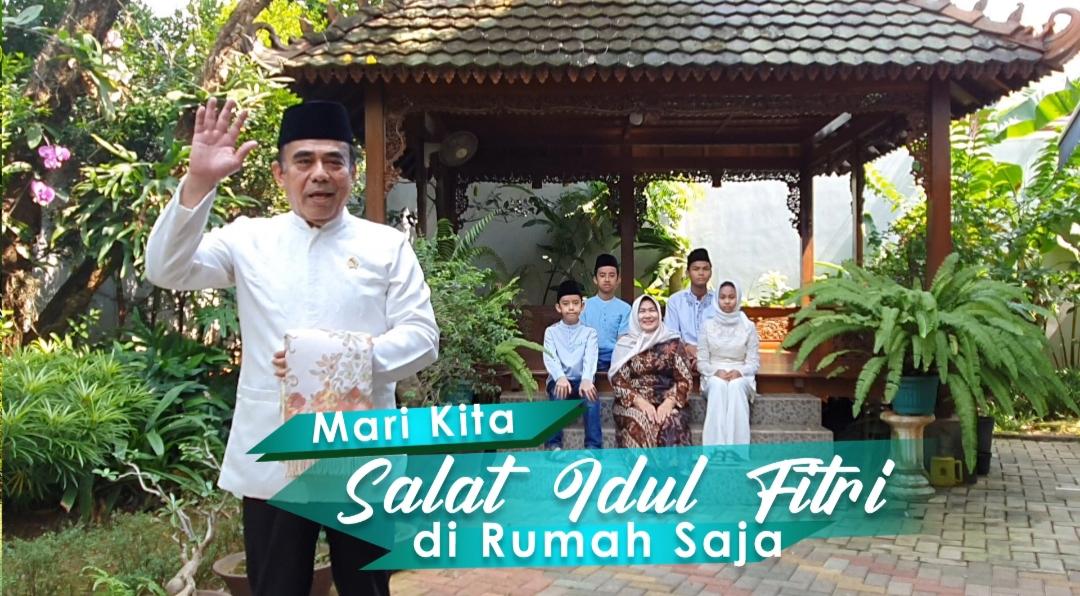 Menteri Agama Fachrul Razi bersama keluarga inti hari ini Shalat Id di rumah saja. (Foto: Humas Kemenag)