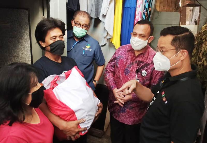 Menteri Sosial Juliari P. Batubara mengecek proses distribusi bansos sembako bantuan presiden bersama Ketua KPK Firli Bahuri. (Foto: Humas Kemensos)