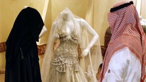 Pasangan Saudi membeli gaun pengantin di sebuah toko di Riyadh, Arab Saudi sebelum pandemi. (Foto: Dok.AP)