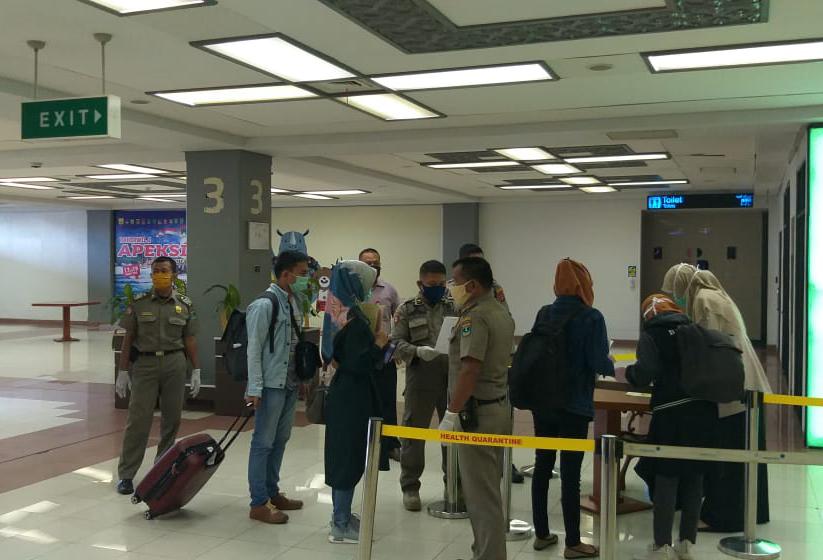 Pemeriksaan kelengkapan dokumen penumpang di Bandara Internasional Minangkabau. (Foto: Humas BIM)