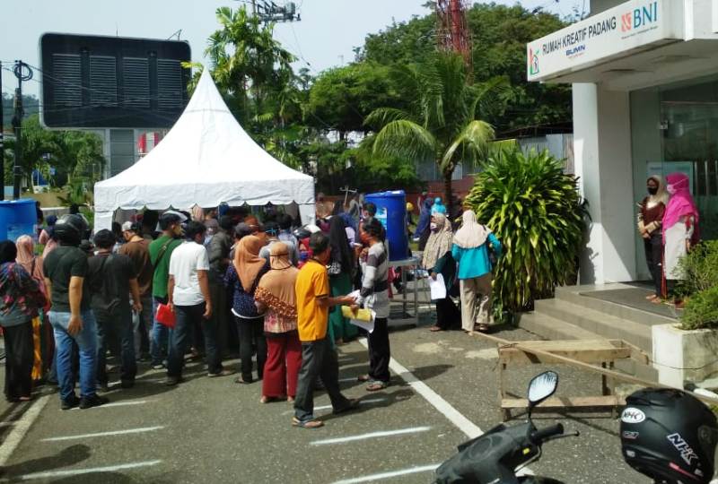 Penerima bantuan sosial tunai dari Kemensos di Kantor Pos Padang tampak berkerumun. (Foto: RPG)