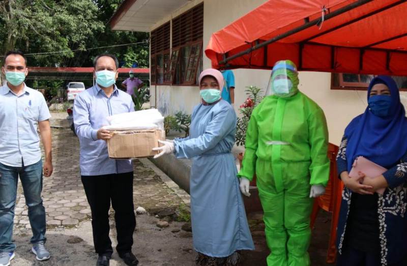 Pengurus Partai Demokrat Irwan Fikri menyerahkan APD kepada pihak puskesmas di Agam. (Foto: Humas DPD Demokrat)