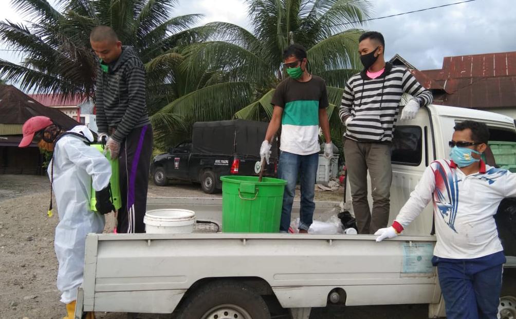 Penyemprotan disinfektan yang dilakukan Bamus Anak Nagari Pauh V Padang. (Foto: Budi)