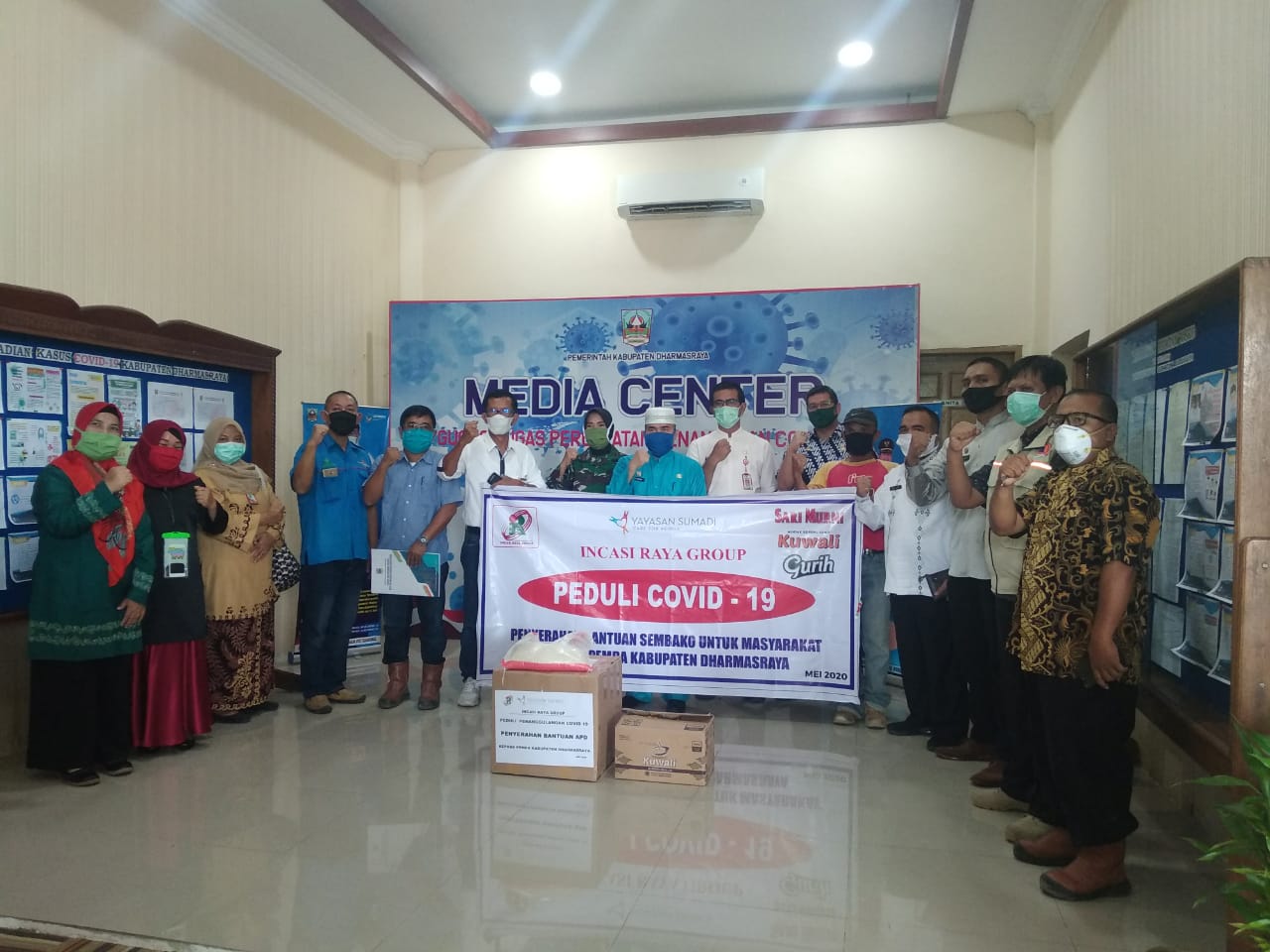 Penyerahan bantuan dari Yayasan Sumadi kepada Pemkab Dharmasraya. (Foto: Ita)