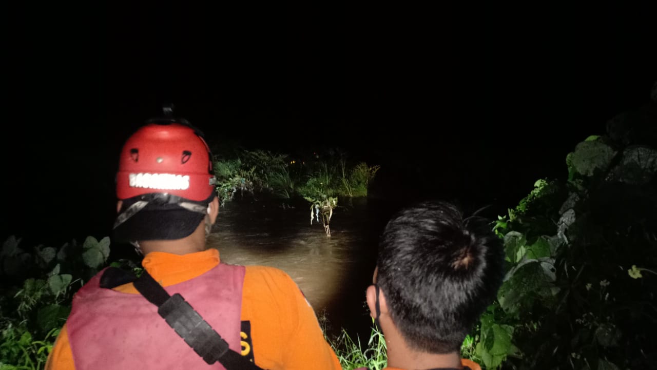 Petugas Basarnas mencari warga Lembah Binuang Pasaman Barat yang hanyut sejak Kamis (30/4/2020). (Foto: IST)