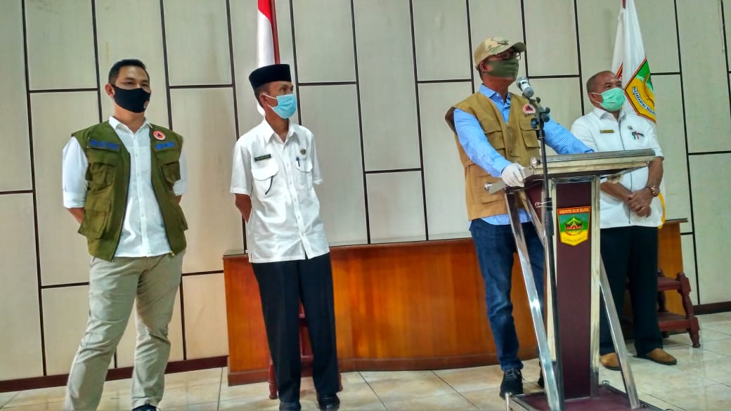 Plt Bupati Solsel Abdul Rahman memberikan keterangan pers. (Foto: Humas Pemkab)