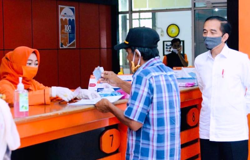 Presiden Jokowi mengecek langsung pembagian bantuan sosial tunai kepada masyarakat di Kantor Pos Kota Bogor. (Foto: Twitter @jokowi)
