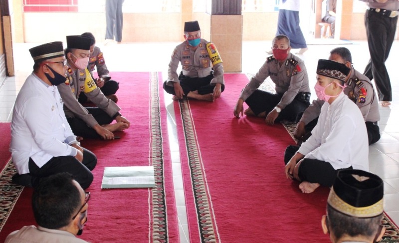 Prosesi Handester White Sipalakkai mengucapkan dua kalimat syahadat. (Foto: Humas Polda)