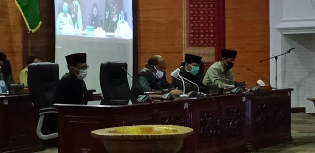 PARIPURNA-- Pimpinan DPRD Provinsi Sumbar pada saat mengikuti rapat paripurna LKPJ 2019 dengan Gubernur melalui Vidcon.