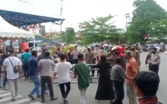 Salah satu cuplikan video situasi ketika para pedagang Pasar Payakumbuh dilaporkan mengamuk, Jumat sore (22/5/2020). (Foto: screenshot video)
