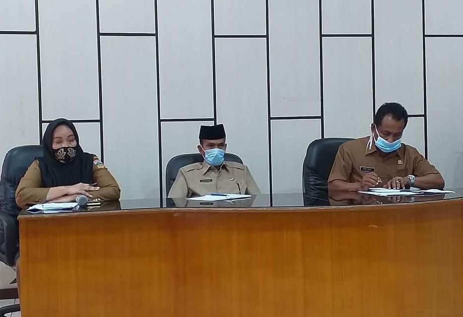 Sekkab Solsel Yulian Efi (tengah) memimpin rapat layanan pengaduan Covid-19, Selasa (12/5/2020). (Foto: Humaskab)