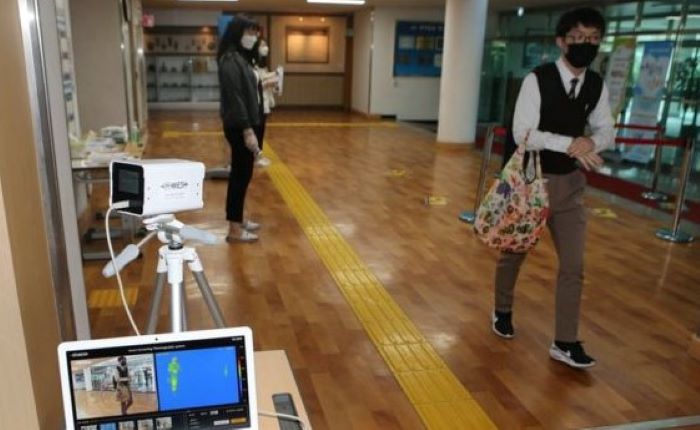 Sekolah di Korea Selatan ketika dibuka dengan tatanan baru, termasuk pengecekan suhu tubuh di sekolah. (Foto: EPA)
