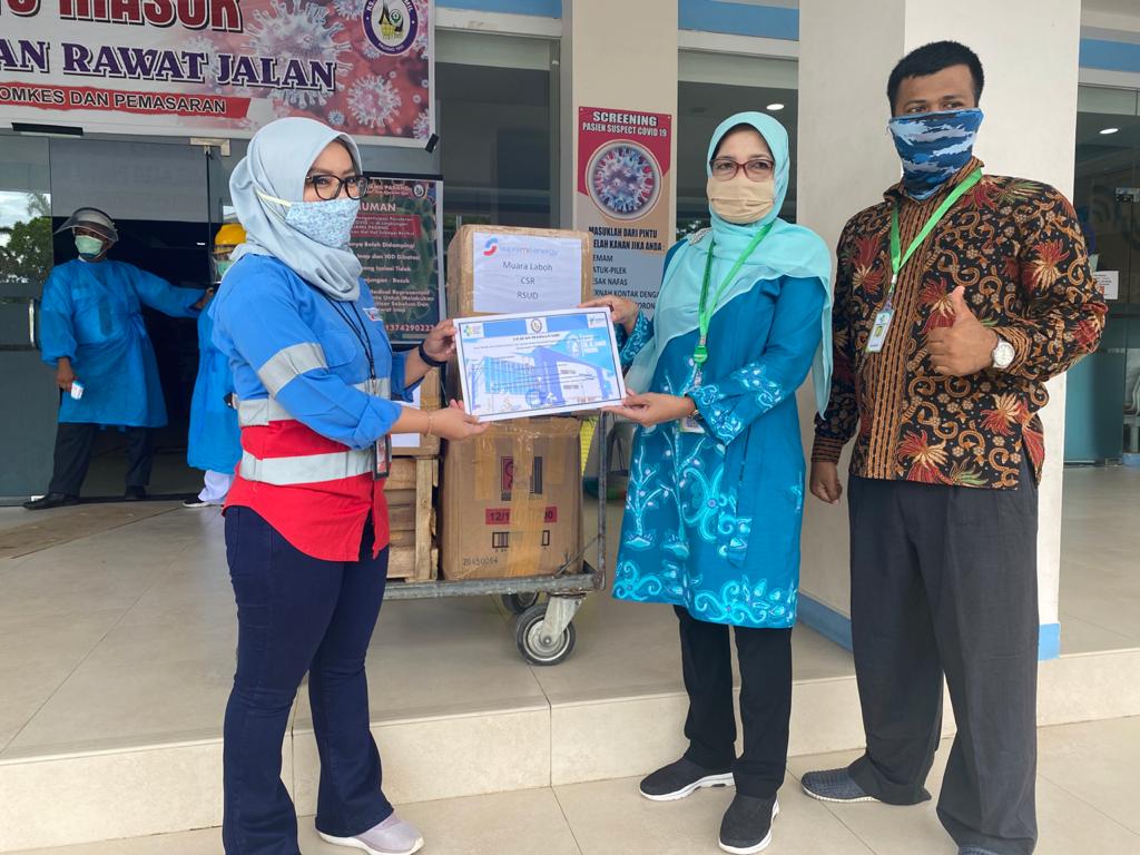 Site Project Secretary PT. SEML Sherlie Yulvianti menyerahkan bantuan ke pihak RSUP M Djamil Padang. (Foto: IST)