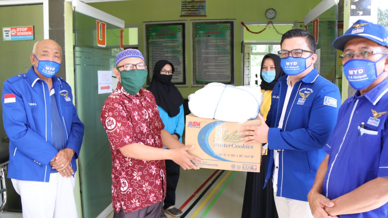 Tim Mulyadi Peduli menyerahkan bantuan APD kepada rumah sakit dan puskesmas di Dharmasraya. (Foto: Humas DPD Demokrat)