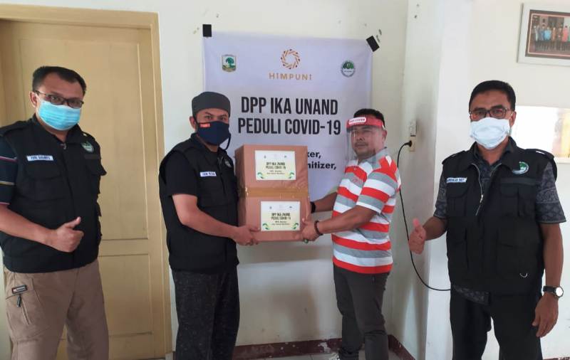 Tim Peduli IKA Unand Lawan Covid-19 serahkan bantuan APD untuk disalurkan ke berbagai instalasi kesehatan di Sumbar, Rabu (6/5/2020)