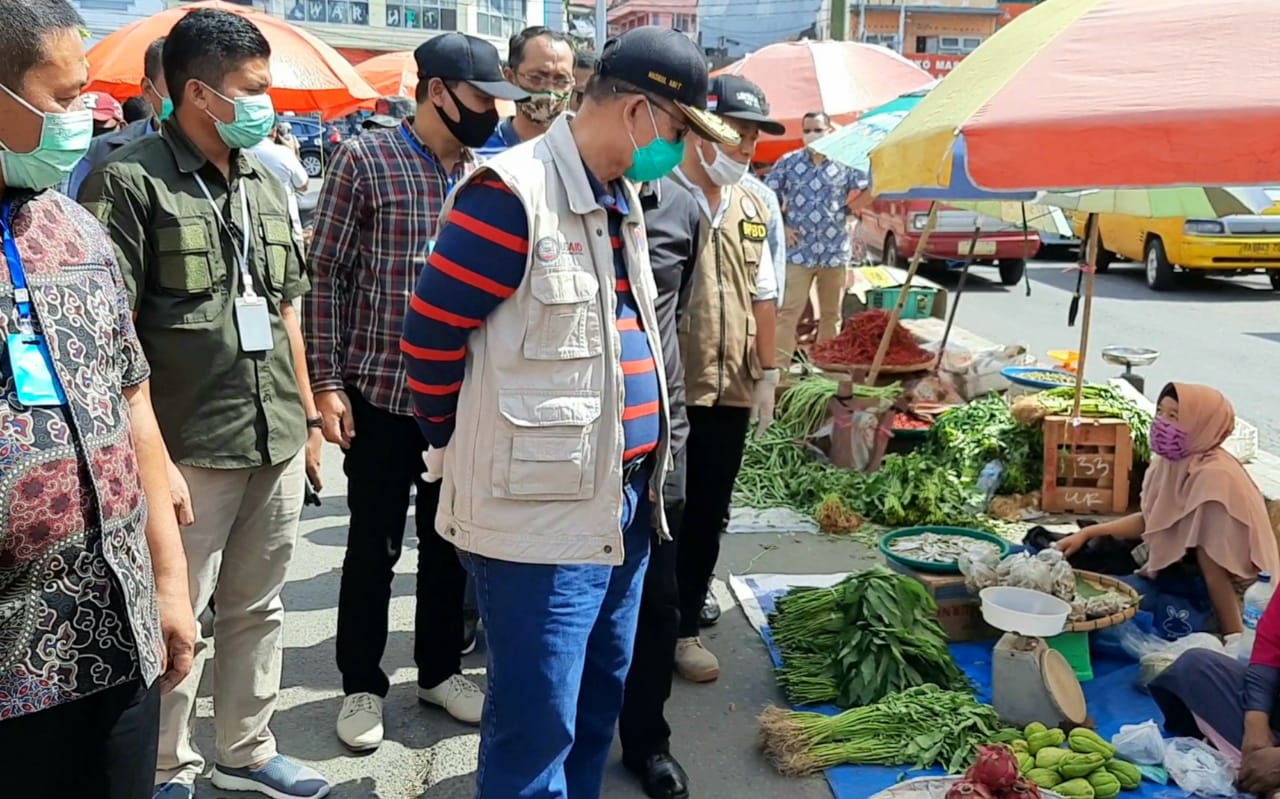 Nasrul Abit tak jengah jalan ke pasar-pasar tradisional dan berinteraksi dengan pedagang pasar.
