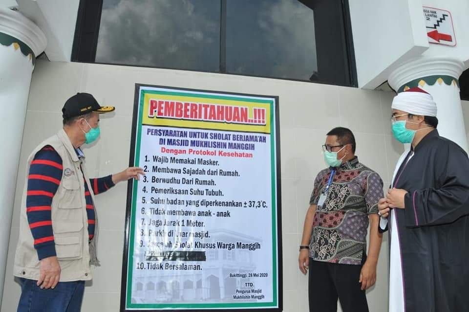 Wakil Gubernur Sumbar Nasrul Abit didampingi Wako Bukittinggi Ramlan Nurmatias dan Ketua MUI Sumbar Gusrizal Gazahar saat meninjau penerapan protokol kesehatan di masjid, Bukittinggi. (Foto: Humasprov)