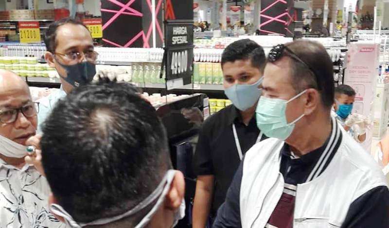 Wakil Gubernur Sumbar Nasrul Abit mengecek pusat perbelanjaan di Padang. (Foto: Humas)