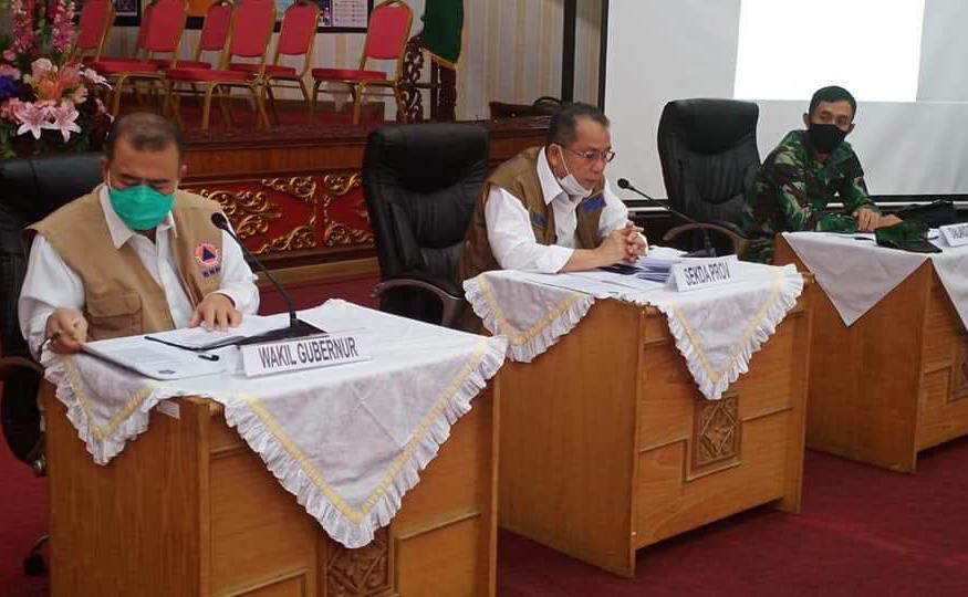 Wakil Gubernur Sumbar Nasrul Abit rapat dengan tim gabungan pengendalian, pengawasan dan penegakan hukum pelaksanaan SE Gugus Tugas. (Foto: Humasprov)