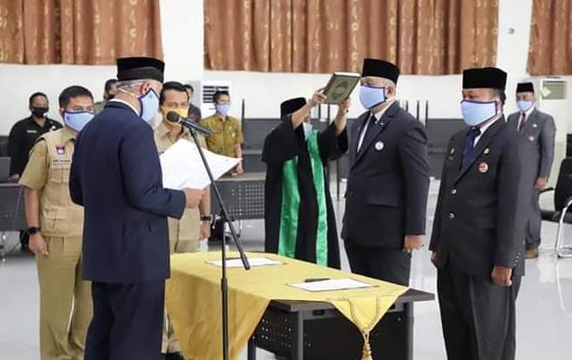 Wali Kota Padang Mahyeldi melantik pejabat eselon II, III dan IV dengan menerapkan protokol kesehatan. (Foto: Humas)