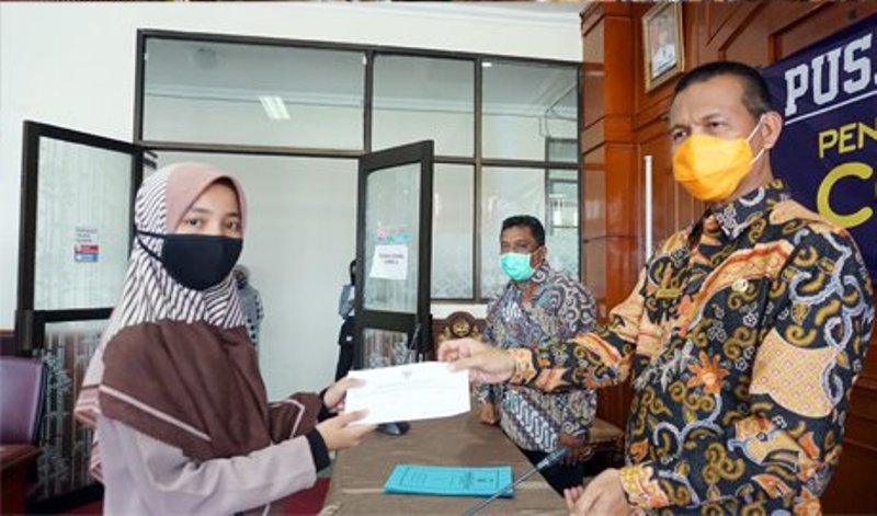 Wali Kota Pariaman menyerahkan beasiswa program Satu Keluarga Satu Sarjana. (Foto: Diskominfo)