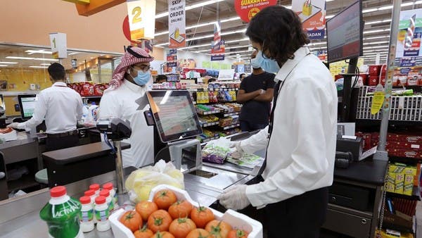 Warga Arab Saudi memakai masker saat berbelanja di supermarket, di Riyadh, Arab Saudi. (Foto: Reuters)