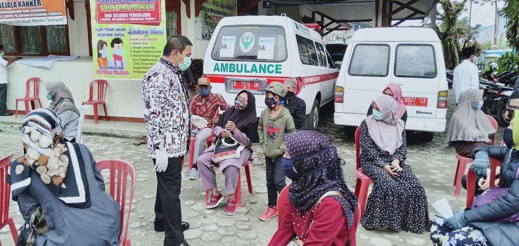 Wali Kota Bukittinggi Ramlan Nurmatias berdialog dengan warga yang akan melakukan tes swab Covid-19.