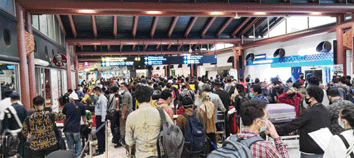 Calon penumpang membeludak saling berdesakan di area Terminal 2 Bandara Soekarno-Hatta, Tangerang, kemarin (14/5). (Foto: IST)