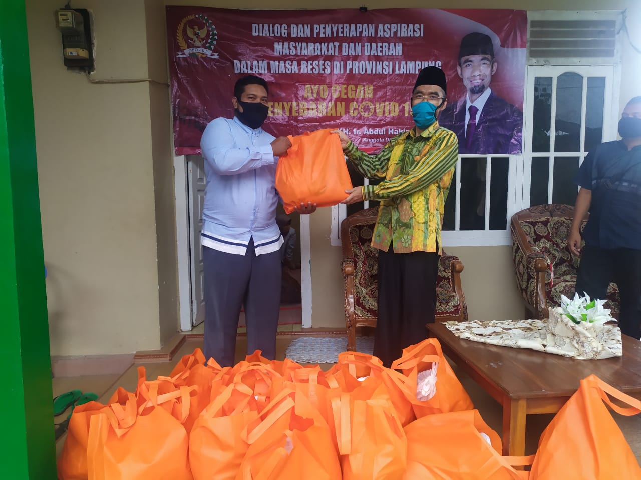 Anggota DPD RI Dapil Lampung, Abdul Hakim menyerahkan bantuan paket sembako kepada masyarakat. (Foto: IST)