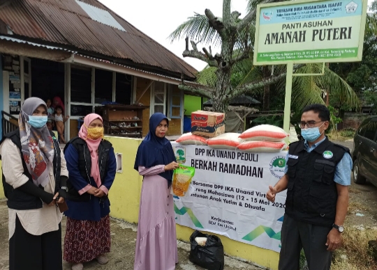 Pengurus IKA Unand membagikan sembako salah satunya di Panti Asuhan Amanah Puteri di Subarangpadang. (Foto: IST)