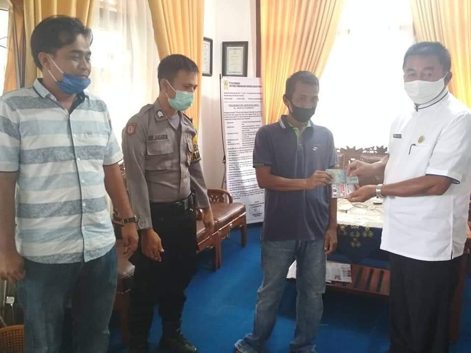 Warga di Nagari Sei Rumbai, Kecamatan Sei Rumbai, Kabupaten Dharmasraya mengembalikan dana bantuan langsung tunai (BLT) kepada Wali Nagari Sei Rumbai, Rasul Hamidi Dt Saridano. (Foto: Zulfia Anita-Padang Ekspres)