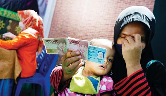 Warga terharu usai menerima bantuan sosial tunai (BST) di Kantor Pos Indonesia, Jl Jenderal Sudirman, Pekanbaru, kemarin (8/5). Pemprov Sumbar juga tengah menyalurkan bantuan kepada warga terdampak korona. (IST)