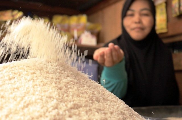Harga beras alami kenaikan. (Jawapos.com)