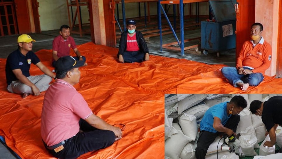 Walikota Pariaman, Genius Umar menyaksikan langsung proses penyiapakan bantuan beras untuk masyarakat kurang mampu. (Foto: IST)
