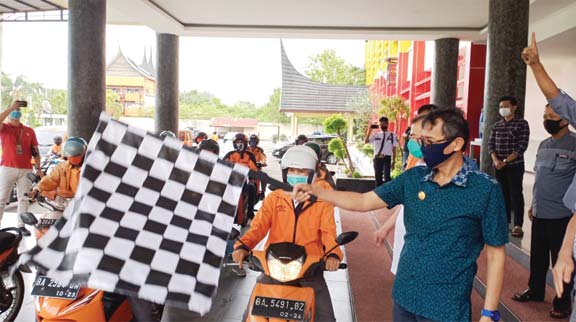 Gubernur Sumbar Irwan Prayitno didampingi Wagub Sumbar Nasrul Abit dan Kepala Regional II PT Pos Indonesia Sumbar-Kepri, Wendy Bermana, melepas petugas PT Pos Indonesia untuk menyalurkan JPS Provinsi Sumbar kepada penerima, di kantor Gubernur Sumbar, Sabt