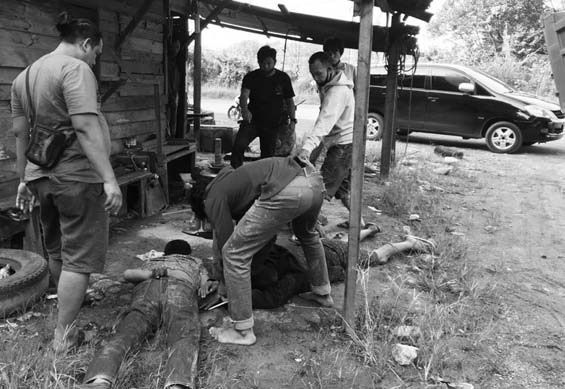 Tim Satreskrim Polresta Padang saat melumpuhkan pelaku perampokan di Kabupaten Sijunjung. (Heru Irawan-Padang Ekspres)