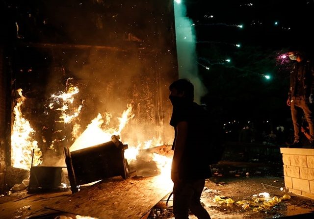 Protes kematian George Floyd, Kantor Polisi Minneapolis dibakar. (Foto: Jawapos.com)