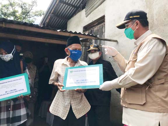 Wakil Gubernur Sumbar Nasrul Abit menyaksikan penyaluran bantuan JPS Provinsi kepada masyarakat Kota Sawahlunto, kemarin (7/5). (IST)