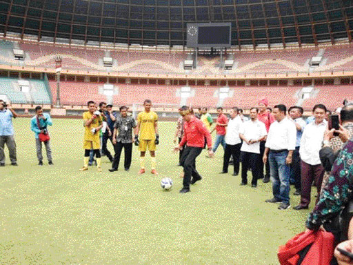 Ketum PSSI, Iwan Bule ketika berkunjung ke Stadion Utama Riau. (IST)