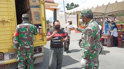 TNI-Polri melakukan pemeriksaan terhadap mobil box sembako di pos perbatasan Solsel-Solok guna memastikan tidak ada mobil dan sepeda motor di dalamnya. (Arditono-Padang Ekspres)