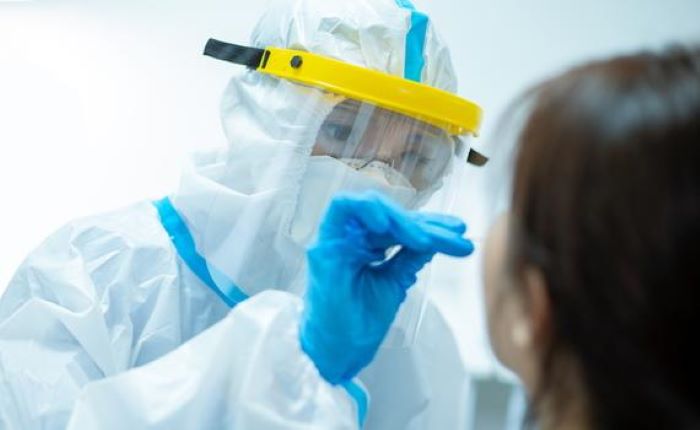 Ilustrasi pengambilan sampel swab. (Foto-IST)