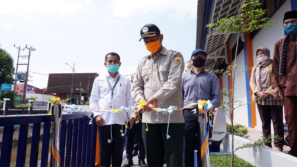 Walikota Pariaman Genius Umar memotong pita peresmian Taman Kota di Sungai Batang Aia Pampan, Kelurahan Kampung Perak, Kecamatan Pariaman Tengah, Kota Pariaman, Senin (20/4). (Foto: IST)
