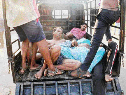 Sejumlah warga India mengalami sakit akibat menghirup gas beracun. Bahkan, sedikitnya 11 orang meninggal. (IST)