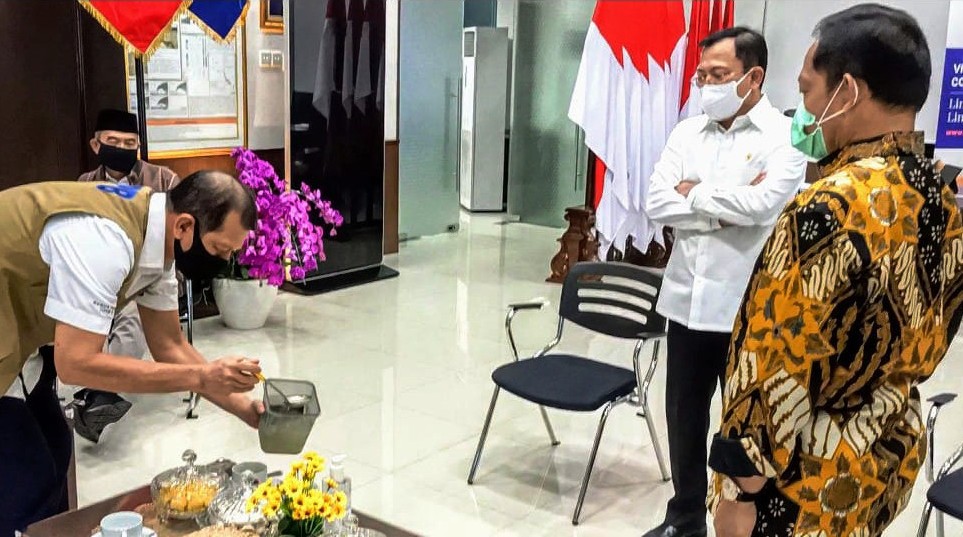 Ketua Gugus Tugas Percepatan Penanganan Covid-19, Doni Monardo sebagai tuan rumah menyuguhkan minuman sarang burung walet. (Foto: Egy Massadiah)