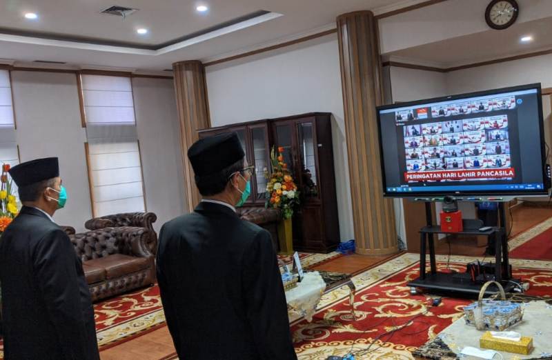 Gubernur dan Wakil Gubernur Sumatera Barat mengikuti peringatan hari lahirnya Pancasila secara virtual. (Foto: Diskominfo)