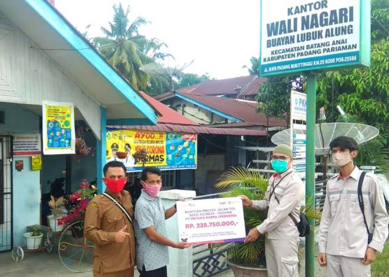 Penyaluran bantuan secara simbolis dari perwakilan PT Hutama Karya kepada warga terdampak ekonomi akibat korona di Nagari Buayan LubukaLung dan Nagari Paritmalintang. (Foto: IST)