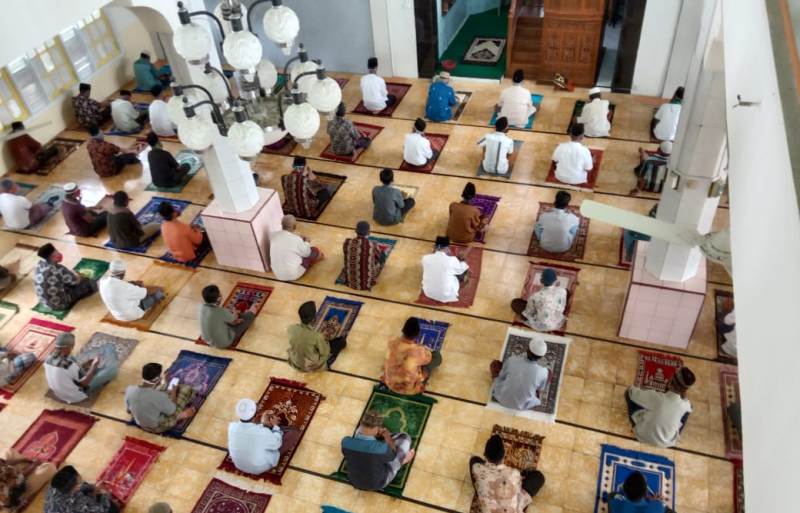 Sejak 10 hari terakhir Ramadhan seluruh masjid dan mushalla di Situjuahbatua kembali shalat berjamaah. (Foto: Fajar).